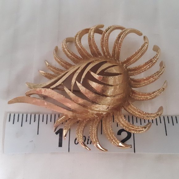 Vintage Monet Large Flower Gold Tone Pin Brooch(read description) - Picture 4 of 8